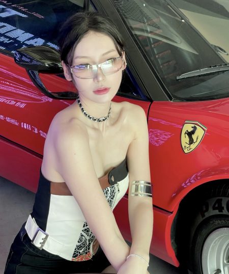 Face photo of CHANE* model 9520, size 64-11-120. Y2K trendy sunglasses with large frames, slimming effect, also suitable as a hair accessory.