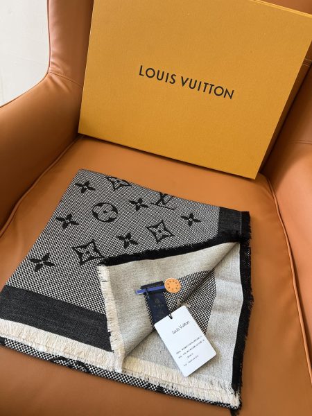 Louis Vuitton high-end shawl. Neo Natté Monogram pattern, wool-silk blend, fringed edges. 142.5x142.5cm.