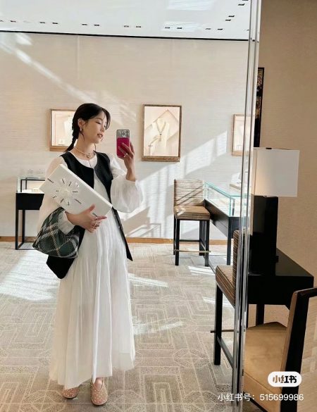 Burberry lunchbox bag is hugely popular! The designer's genius pairing of clothespins with the bag is incredibly creative. The dark green adds a retro vibe.