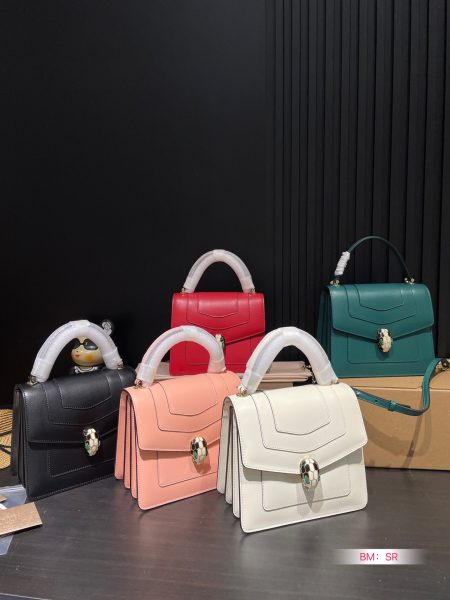 Bvlgari Serpenti bag with folding gift box, continuously innovating with new colors and styles. Exudes luxury and elegance, visually stunning. Dimensions: 20*17.