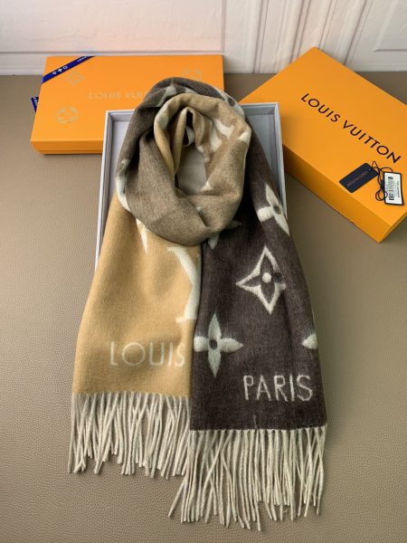 L家 brown gradient cashmere scarf, limited edition. Double-sided, highly sought-after color. Luxurious and elegant, perfect with autumn/winter coats. Currently sold out elsewhere, available here now. Exquisite craftsmanship, beautiful gradient. Limited stock. Size: 45*190cm.