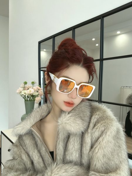 White and orange new color-block sunglasses. CHANEL vacation essential. Model 6069, size 55-20-135.