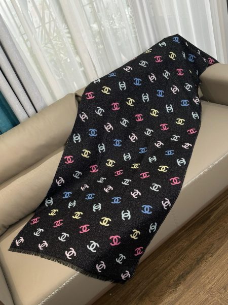 High-end version small fragrant rainbow scarf, double-sided with black shimmer, soft and comfortable, size 70*180cm, 66% cashmere, 18% wool, 12% silk.