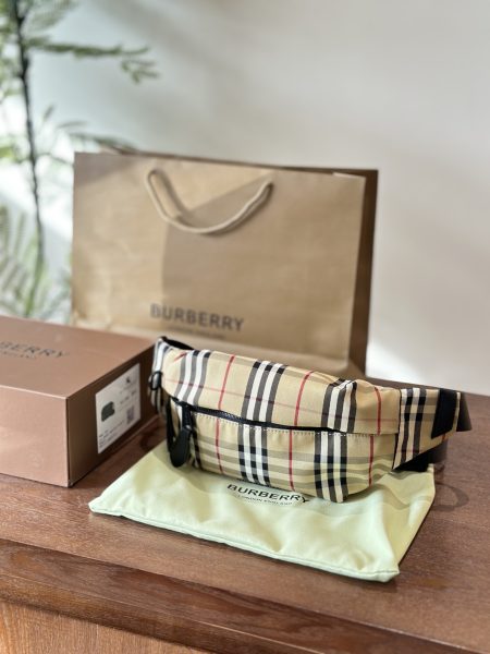 Burberry checkered waistbag, unisex, 32cm foldable, ideal for daily use and travel.