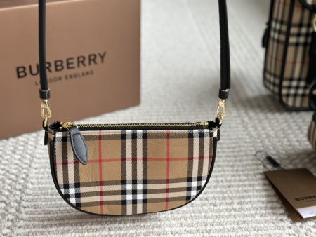 Must-see Burberry underarm bag for mahjong bag enthusiasts! Perfect vintage-style alternative, compact size fits phone/essentials. Lightweight, detachable strap. Great value compared to LV.