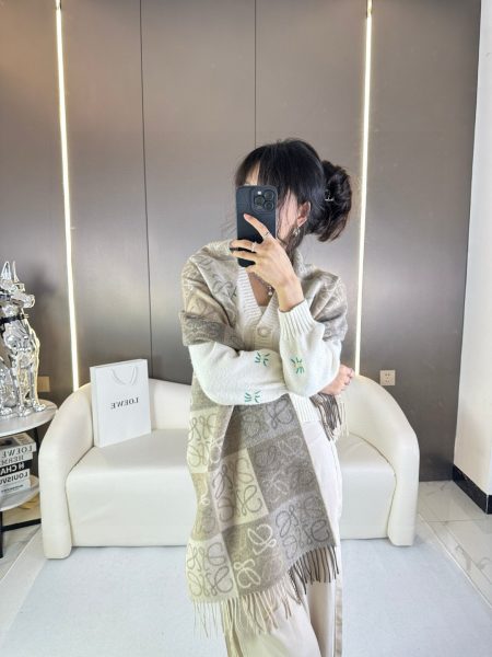 New two-tone checkerboard scarf, wool and cashmere, size 40x180, green color. Upgraded weaving for richer color and softer feel. Features Anagram pattern, retro style, elegant and memorable.