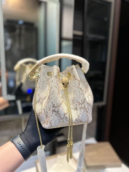 Bvlgari bucket bag, small and lovely, sparkling and exquisite. Genuine leather, elegant chain. Size: 16.5*19cm.