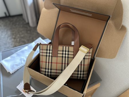 Burberry plaid tote bag, timeless and charming. 19x25cm.