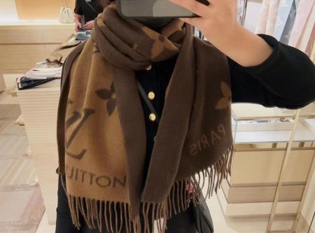 LV scarf in new chocolate color, 300g. Classic design, 100% cashmere, 45x180cm. Soft and luxurious.