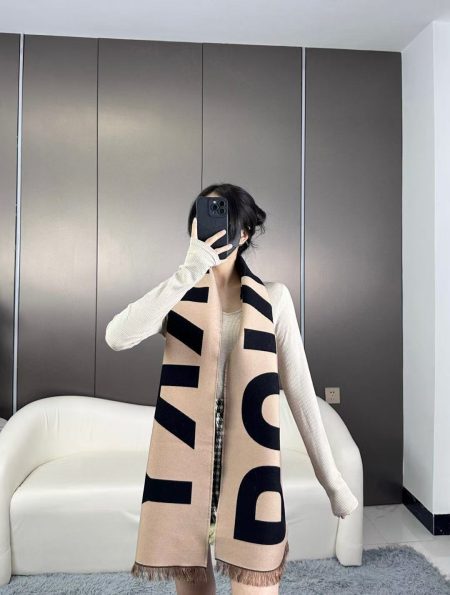 Original Burberry double-sided logo scarf! Two scarves in one, super soft and warm. 100% cashmere, 36x180cm. Classic and elegant design.