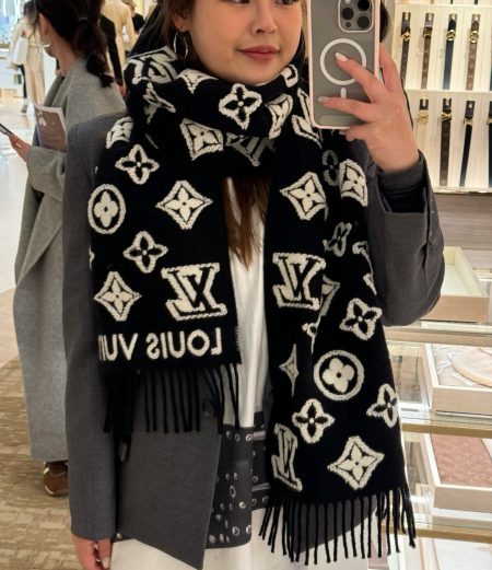 LV 3D scarf with soft plush blend, Monogram pattern, contrasting shearling for 3D effect. Double-sided jacquard, 90% wool, 9% cashmere, 1% silk. 34x220 cm.