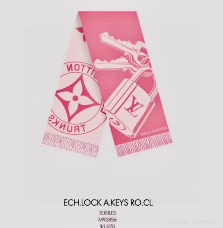 LV新款围巾采用柔软羊毛羊绒混纺，饰有挂锁钥匙图案和品牌徽章，流苏边设计。尺寸45x215厘米，三种颜色可选。
