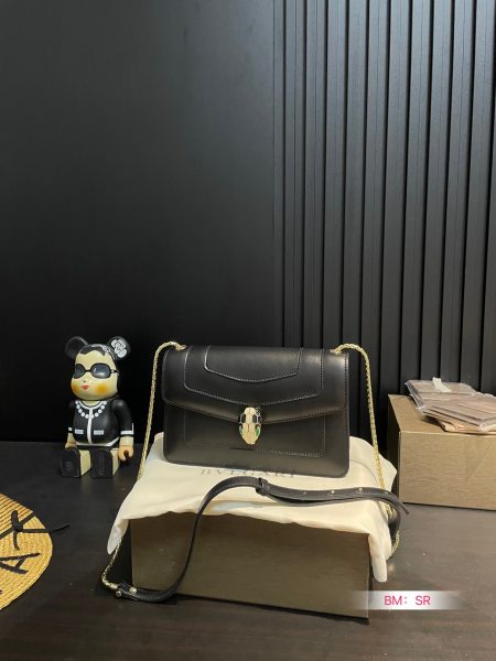 Bvlgari classic foldable gift box. Genuine leather, imported snakehead clasp, snake bone chain. Size: 22*14.