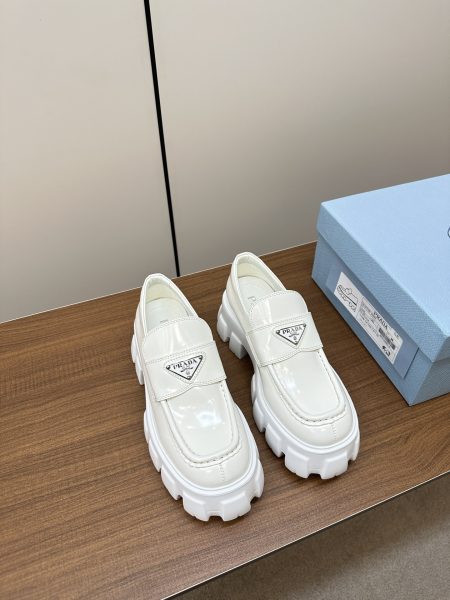 Prada platform loafers with triangle logo. Top version, 1:1 custom. British retro style unisex white shoes. Popular among influencers. Custom materials: pearl calfskin, mixed sheepskin lining, calfskin insole, molded sole. 6cm platform. Women's sizes 35-40.