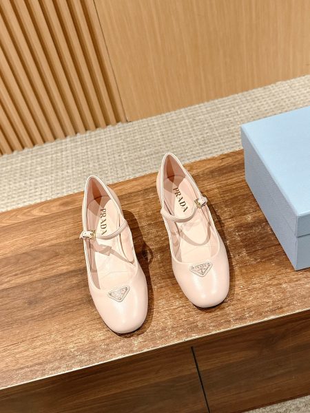Prada 2025 SS Nappa leather Mary Jane women's shoes. Soft sheepskin, leather insole, metal buckle, enamel triangle logo, 3.5cm heel. Sizes 35-40.