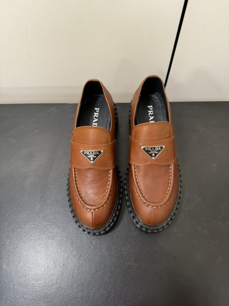 Prada Fall/Winter 24ss platform loafers. Imported calfskin, leather lining, 5cm thick non-slip sole. Sizes 35-40.
