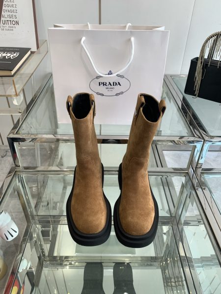 Prada 24ss classic triangle logo women's boots. This winter's must-have, stylish and slimming. Made from various imported materials. Sizes 35-41.