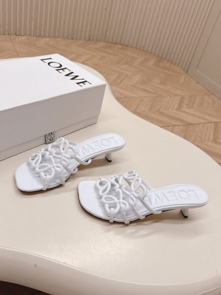 Loewe 25SS sandals, minimalist design, elegant. Calfskin upper, lambskin lining, Italian leather sole. Sizes 35-42.