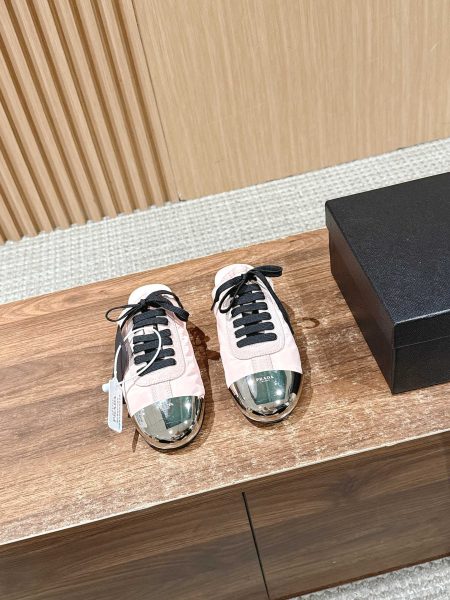 Prada new metal toe low-profile training shoes. Upper: suede/fabric/chrome mold. Lining: lambskin. Sole: TPU. Sizes 35-41. Lightweight, comfortable, stylish.