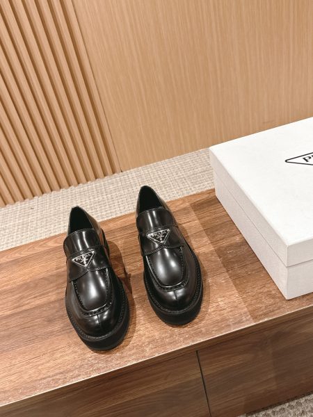 Prada 2024 SS new thick sole brogue Derby shoes, polished calfskin, hand-carved patterns, college style. Sizes 35-39.