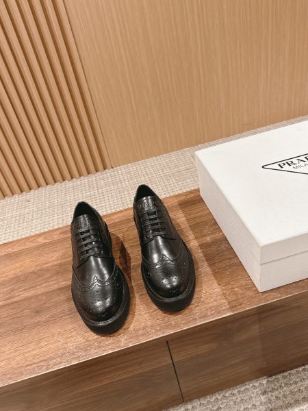 Prada 2024 SS new platform Derby shoes, polished calfskin, hand-carved patterns, collegiate style, sizes 35-39.