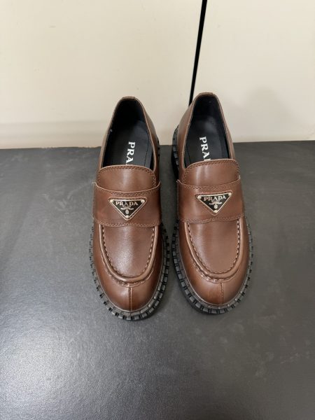 Prada Fall/Winter 24ss platform loafers. Classic thick sole design, made from imported calfskin with comfortable lambskin lining. Non-slip TPU rubber sole, 5cm heel. Sizes 35-40.