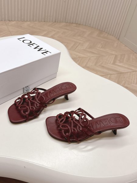 Loewe 25SS new sandals, simple elegant design. Calfskin print, lambskin lining, Italian imported sole. Sizes 35-42.