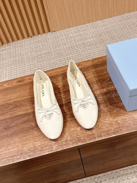 Prada spring-summer new round-toe Mary Jane flats. Fashionable and versatile. Wrinkled calfskin, lambskin lining, TPU sole. Sizes 35-39.