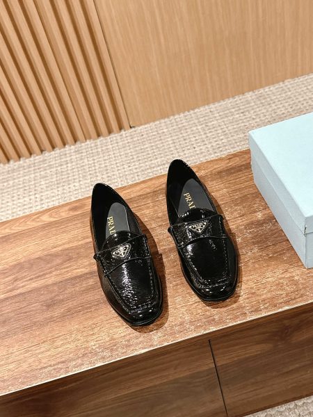 Prada 2025 SS crinkled patent leather loafers, relaxed yet formal style with triangular logo. Sizes 35-39.