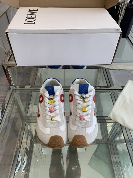 Loewe 25ss Paris Fashion Week Balletrunner unisex sneakers. Minimalist patchwork design, versatile and stylish. Lightweight, comfortable for all-day wear. Upper: leather, lining: sheepskin, sole: rubber. Sizes 35-45.