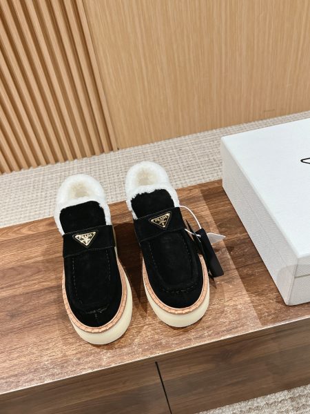 Prada autumn-winter lace-up boots with triangular logo, two-tone design, genuine shearling and leather. Sizes 35-39.