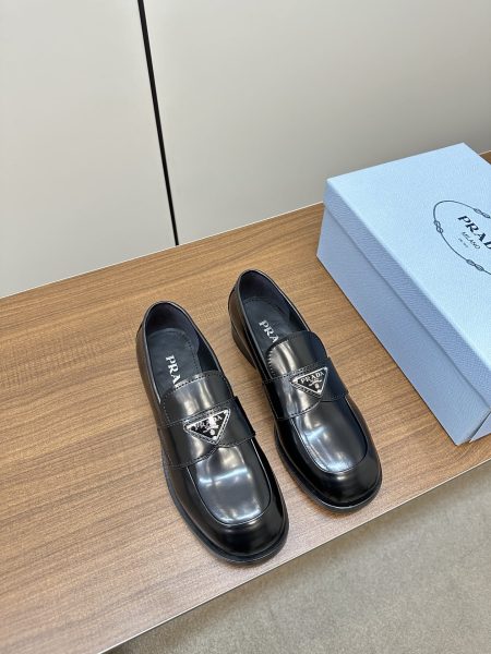 PRADA Loafer with triangle logo, top version. Custom 1:1 replica, popular this year. Made from custom materials: pearl calfskin, mixed sheepskin lining, leather insole, and 2cm thick sole. Sizes: women's 35-40.