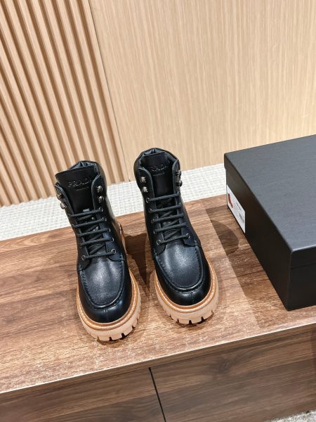 Prada platform leather boots, retro style, imported calfskin upper, sheepskin lining, 4cm sole. Sizes 35-40.