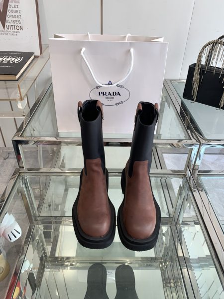 Prada 24ss classic triangle logo slip-on women's boots. Stylish, slimming, made with imported materials. Sizes 35-41.