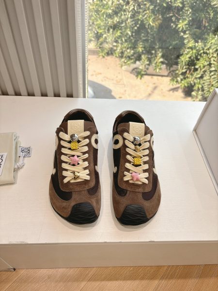 Loewe 2025 Paris Fashion Week ballet runner sneakers. Minimalist style, very versatile. Made of imported suede leather upper, sheepskin lining, and original mold sole. Sizes 35-45.
