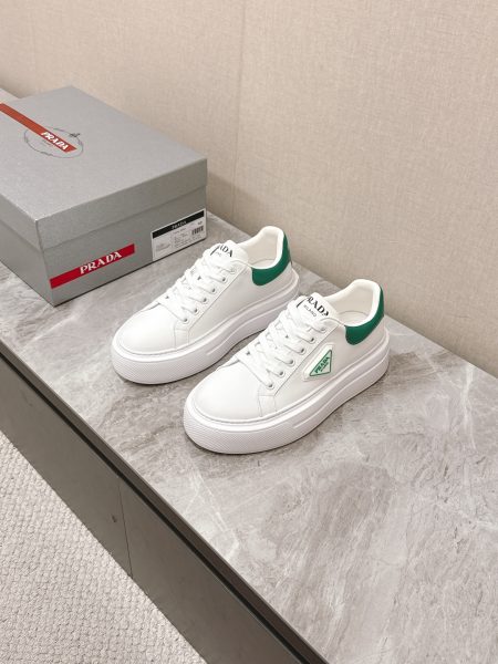 PRADA retro platform sneakers for couples. Classic white with triangle logo. Versatile and stylish. Made from imported calfskin and sheepskin. Sizes 35-44.