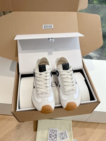 Loewe 2025 Paris Fashion Week ballet runner sneakers. Minimalist style, very versatile. Made of imported sanded calfskin upper, lambskin lining, and original mold sole. Sizes 35-45.