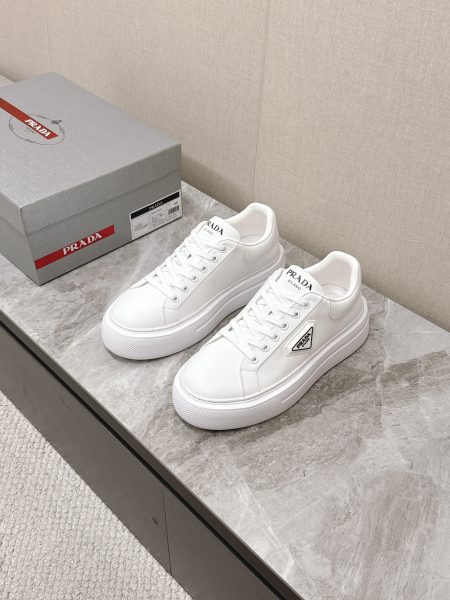 PRADA retro platform sneakers, unisex. Celebrity favorite, versatile style. Imported calfskin, mixed sheepskin lining, non-slip sole. Sizes 35-44.
