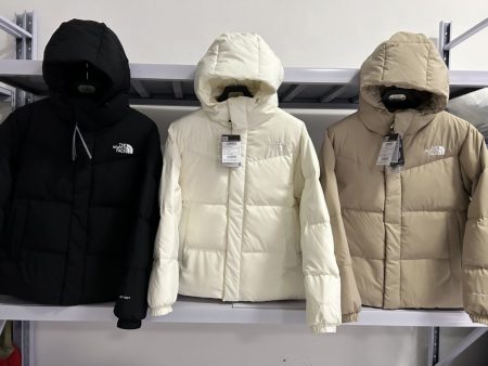 Top North Face down jacket, unisex hooded design. 3D cut, 90% white duck down, 800 fill. Stylish, warm, windproof. Colors: Black, Khaki, White. Sizes: XS-2XL.