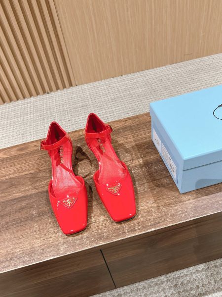 Prada spring-summer Mary Jane shoes in patent leather, square toe with block heel. Available in sizes 35-39.