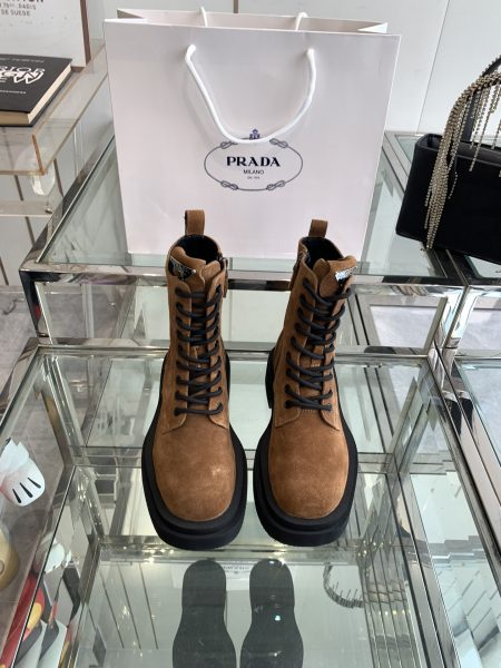 PRADA 24SS classic triangle logo slip-on women's boots. Stylish, slimming, made with imported materials. Sizes 35-41.