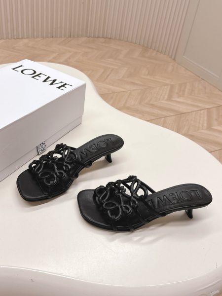 Loewe 25SS sandals, simple design, elegant. Calfskin upper, lambskin insole, Italian leather sole. Sizes 35-42.
