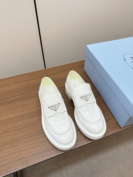 PRADA Loafer with Triangle Logo. Top version, 1:1 custom. Genuine leather, British retro style, popular unisex sneakers.