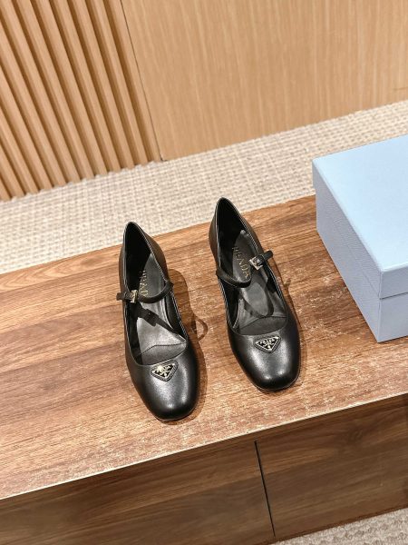 Prada 2025 SS Nappa leather Mary Jane women's shoes. Soft lamb leather, leather insole, decorative straps, enamel triangle buckle, 3.5cm heel. Sizes 35-40.