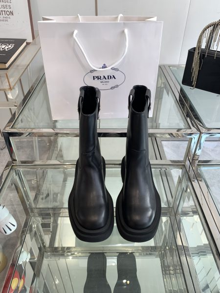 Prada 24ss classic triangle logo women's boots. This winter's must-have explosive style, very beautiful! Stylish and slimming on feet. Made from various imported materials. Sizes 35-41.