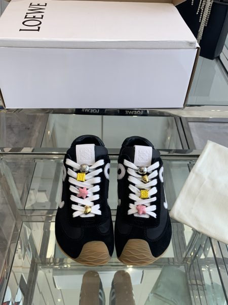 Loewe 25ss Paris Fashion Week balletrunner unisex sneakers. Minimalist style, versatile and easy to wear. Lightweight and comfortable for all-day use. Upper: leather with original fabric. Lining: sheepskin. Sole: durable rubber. Sizes 35-45.