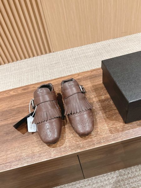 Prada 2025 SS runway retro fringe shoes. Fashionable, versatile, and comfortable. Waxed two-tone leather, lambskin lining, rubber sole. Sizes 35-41.