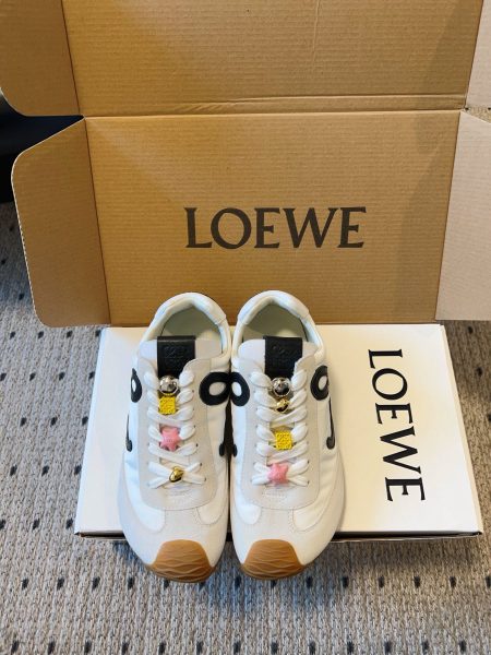 Loewe 2025 Paris Fashion Week new ballet runner sneakers. Minimalist style, versatile and chic. Lightweight, comfortable for all-day wear. Upper: leather blend. Lining: sheepskin. Sole: rubber. Women's sizes 35-40, men's 39-45.