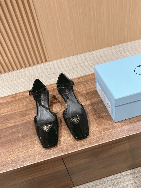 Prada spring-summer 25 square-head Mary Jane shoes. Chunky heel, patent leather. Lazy and elegant style. New spring release. Sizes 35-39.