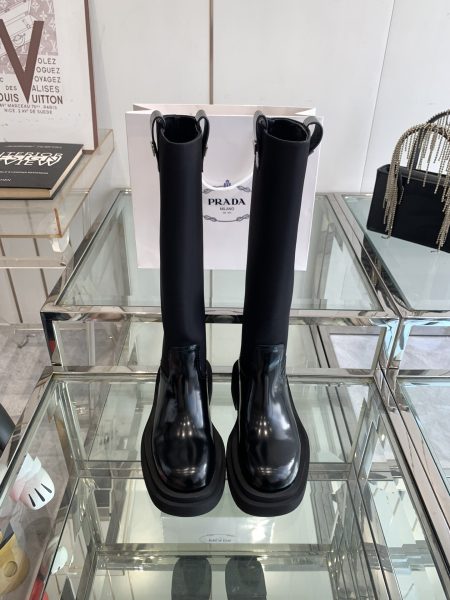 Prada 24ss classic triangle logo women's boots. This winter's must-have explosive style, very beautiful! Stylish and slimming on feet. Made from various imported materials. Sizes 35-41.